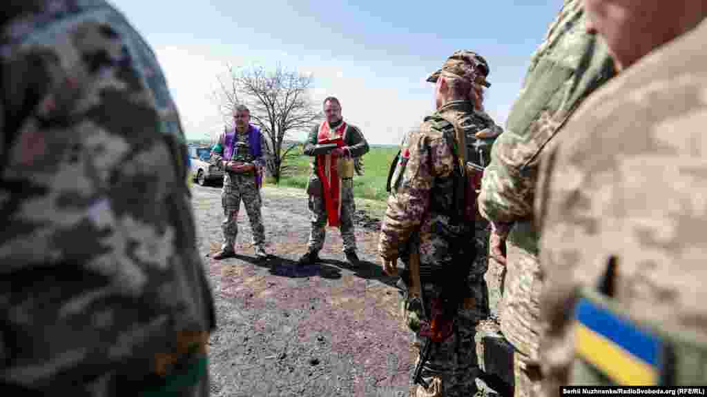 Військові капелани Максим та Олександр відправляють Великоднє богослужіння для українських військових на їхніх позиціях. Харківська область, 24 квітня 2022 року