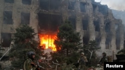 Аьчкан "Азовсталь" комбинатан администрацин гIишлонна хьалха кадыровхой, Мариуполь, Украина, 2022-чу шеран охан-беттан 21-гIа де