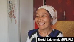 Sinjiangdan bolan etniki gazak gyzy Samalhan 2013-nji ýylda Gazagystana gelipdi, Gazagystanyň raýatlygyny aldy. Ol şu ýylyň aprel aýynda Sinjiangda ýaşaýan hossarlaryny ýanyna çagyryp bildi. Almaty, 2022-nji ýylyň 22-nji apreli.