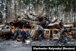 Зьнішчаныя расейцамі цывільныя аўтамабілі пад Кіевам, 19 красавіка 2022 году