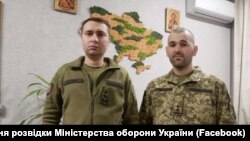 Голова ГУР Міноборони Кирило Буданов (ліворуч) і звільнений з російського полону український пілот, підполковник Роман Василюк