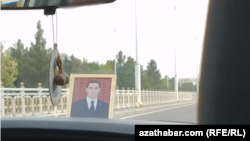 Prezident Serdar Berdimuhamedowyň döwlet taksileriniň birindäki portreti (Arhiw suraty)