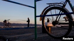 О новогоднем «стихийном бедствии», о снежной пятидневке сегодня напоминают только «маргинальные» кусочки снега на обочинах дорог и в уголках дворов, да еще тексты комментариев на интернет-форумах