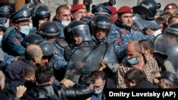 Демонстранттар менен күч түзүмдөрүнүн өкүлдөрү кагылыша кетишти. 11-ноябрь, 2020-жыл.  