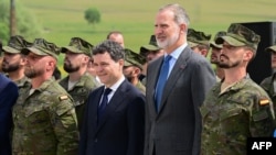 Regele Felipe VI al Spaniei și președintele României Nicușor Dan au vizitat marți, 10 iunie, trupele NATO dislocate la Cincu, la baza militară care găzduiește Grupul de Luptă al Alianței Nord Atlantice.