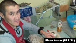 Аян Смаков, проходящий курсы по войлоковалянию. Темиртау, 7 декабря 2016 года.