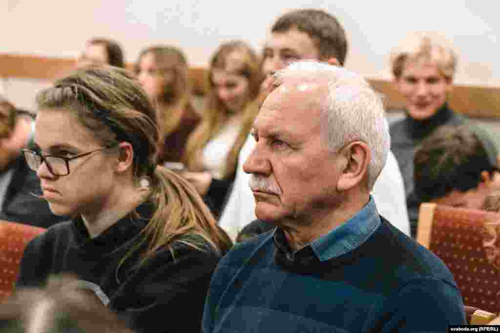 Аналітык Валер Карбалевіч (справа)