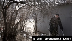 Мужчина прячется от обстрелов. Мариуполь, март 2022 года