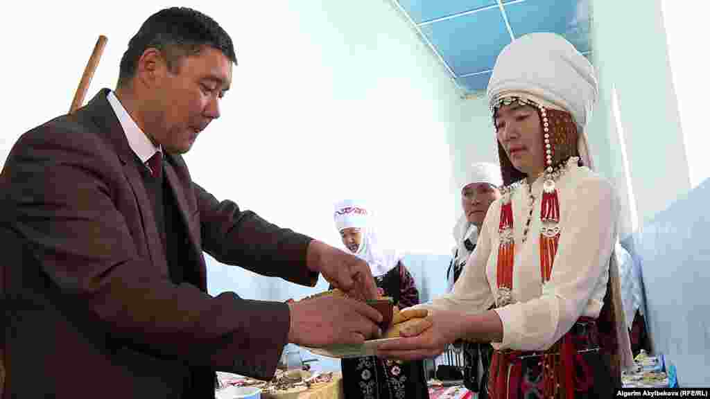Айылдагы элечек кийген апалар айыл өкмөт башчысы Турусбек Таевди май токоч, сары май менен тосуп алышты.
