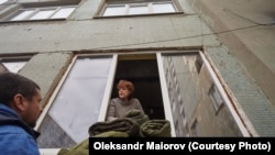 Щодня волонтери завантажують декілька автомобілів з допомогою, березень, 2022 року