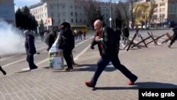 Російські війська, як розповідали свідки, обстріляли мирних протестувальників бойовими снарядами та світлошумовими гранатами під час окупації Херсону, березень 2022 рік