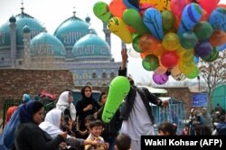 مردم در سالهای گذشته با شعور و هلهله بیشتر از نوروز و آغازسال استقبال می کردند