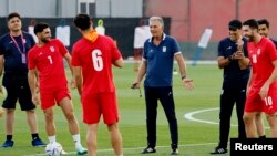 شماری از اعضای تیم ملی ایران در حال تمرین در قطر 