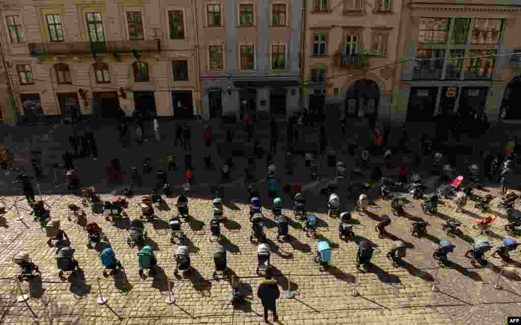 Львов қаласындағы қала кеңесі ғимараты алдына 109 бос балалар арбасын қойылған. Ресей Украинаға басып кіргелі кемі 109 бала қаза тапты.&nbsp; &nbsp;