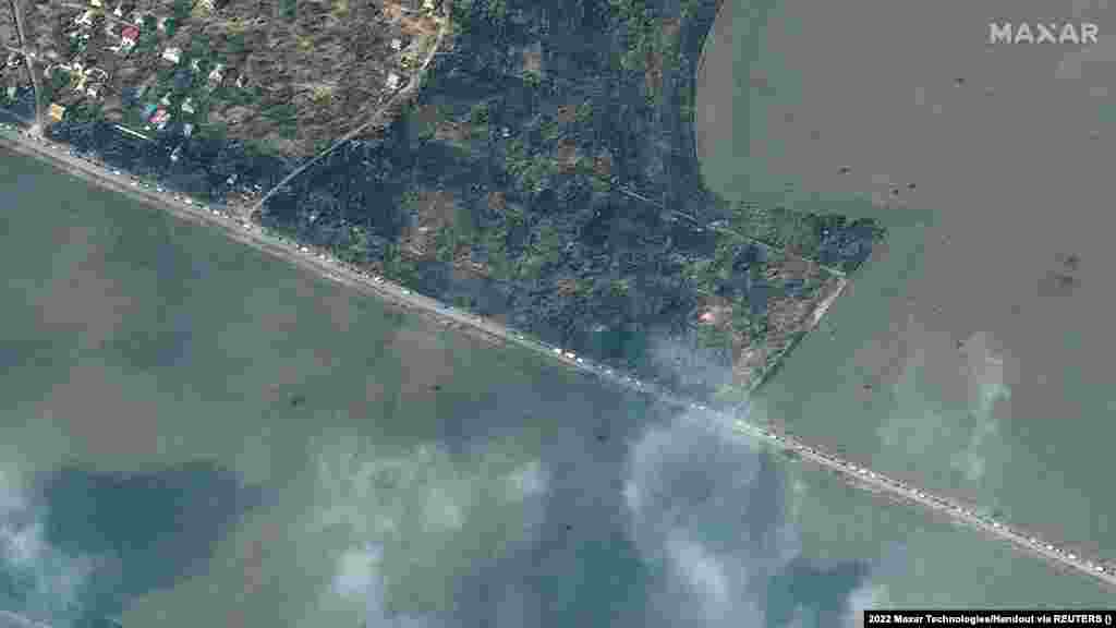 Шәһәрдән чыгучы машиналар иярченнән төшерелгән фотола, 18 март 2022