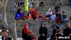 تصویر آرشیف: شماری از زنان و مردان در یکی از محلات تفریحی در کابل 