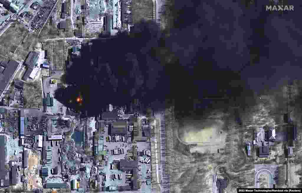 У Чернігові від палаючих нафтових цистерн через російські обстріли піднімаються густі клуби диму, 21 березня 2022 року.&nbsp;Satellite image &copy;2022&nbsp;Maxar Technologies