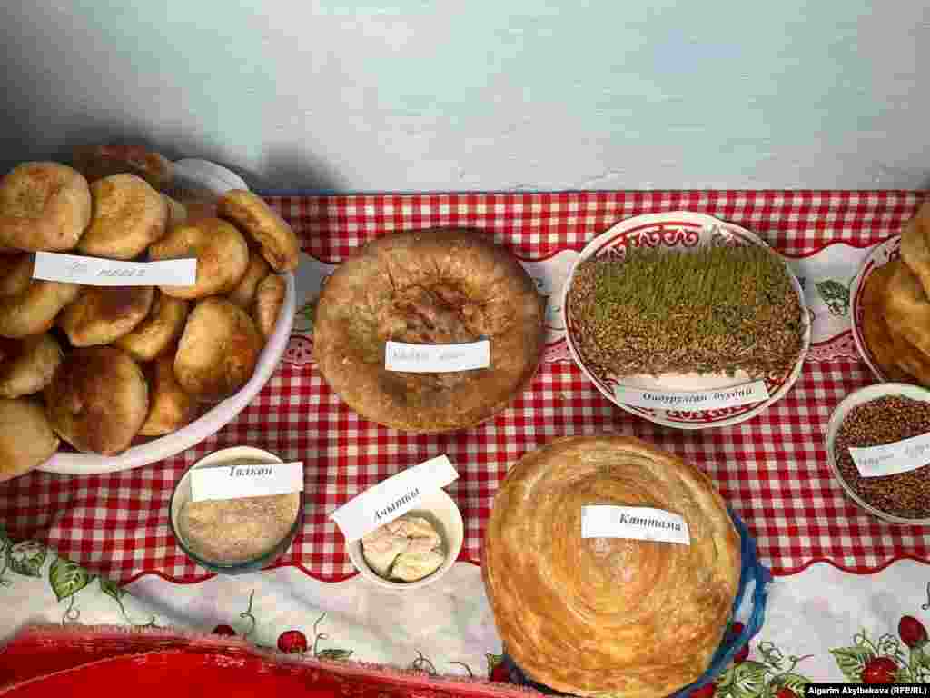 Айылда дан өсүмдүктөрү катаал шартка байланыштуу өспөйт. Аялдар буудайды базардан сатып алып келип, үйдө өндүрүп, түнү менен сүмөлөк бышырышкан. Мал менен жан баккан айылга аптасына бир азык-түлүк сатып келишет.