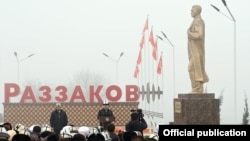 Президент Садыр Жапаров Раззаков шаарында. Баткен. 20-март, 2022-жыл.