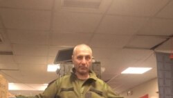 Qırımlı Veldar Şukurciyev Kyiv Territorial mudafaası erkânında Ukraina bayrağını tuta