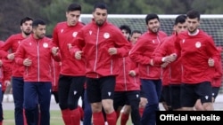 Игроки национальной сборной Таджикистана во время тренировки. Фото ФФТ