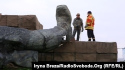 Монумент «Україна – визволителям» у вигляді солдата з прапором та автоматом в Ужгороді був встановлений 8 травня 1970 року