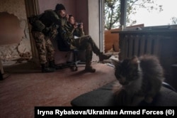 Военные управляют дроном с позиции в полуразрушенном доме