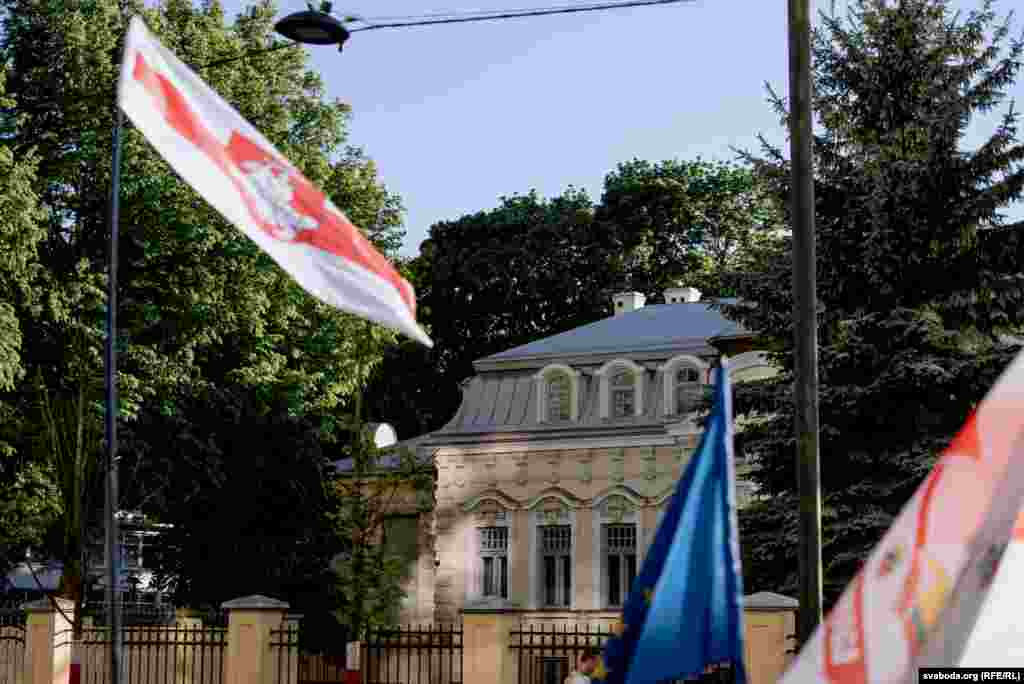 Нацыянальны сьцяг на тле амбасады Рэспублікі Беларусь у Вільні