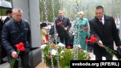 Кветкі ўскладаюць старшыня гарвыканкаму Ўладзімер Цумараў (зьлева) і старшыня гарсавету Сяргей Іваноў (справа)