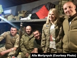 Алла Мартинюк разом з бійцями під час поїздки на фронт