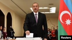 Азербайжандын президенти Илхам Алиев добуш берип жатат.