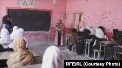 تصویر آرشیف: دختران دانش آموز در یکی از صنوف درسی در افغانستان 