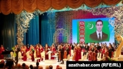 Magtymguly adyndaky milli sazly drama teatrynda geçirilen konsertden bir pursat. Arhiwden alyndy. Illýustrasiýa. Aşgabat, Türkmenistan.