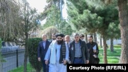 ضمیر کابلوف نماینده خاص رئیس جمهور روسیه برای افغانستان (راست) با امیرخان متقی سرپرست وزارت خارجه حکومت طالبان در کابل