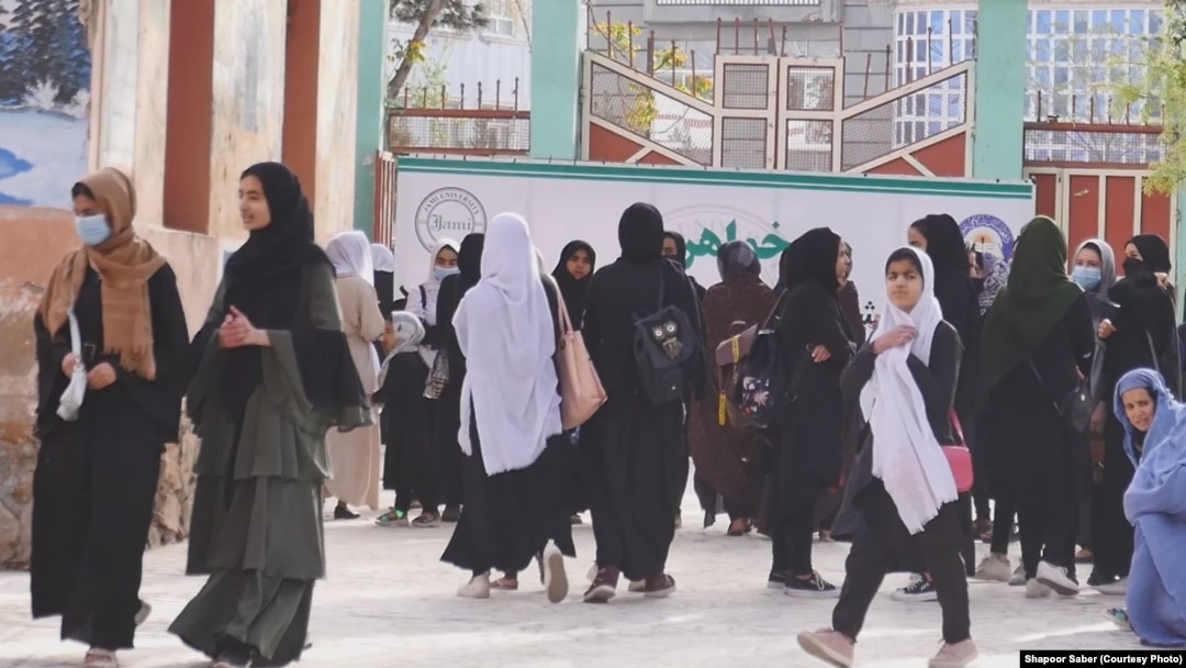 طالبان مکاتب دخترانه بالا تر از صنف ششم را با تسلط یافتن به قدرت مسدود کرده اند