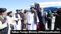 تصویر آرشیف: استقبال امیرخان متقی سرپرست وزارت خارجه حکومت طالبان از وزیر خارجه چین در میدان هوایی کابل 