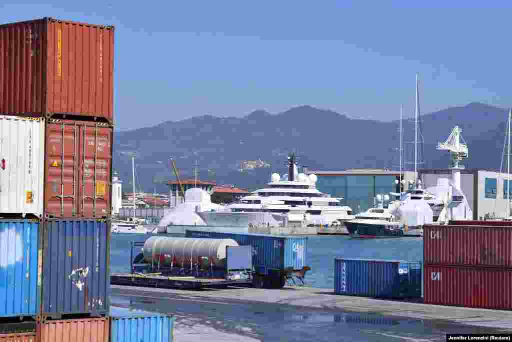 Русиядә төрмәдә утыручы оппозиция җитәкчесе Алексей Навальный такымы белдерүенчә, 140 метрлы Shahrezad яхтасының яшерен хуҗасы &mdash; Русия президенты Владимир Путин. Такымдагы тикшерүчеләр 700 млн доллар дип бәяләнгән бу яхта экипажындагы берничә кешенең Русия президенты иминлеге өчен җаваплы Федераль сак хезмәтендә (ФСО) эшләүчеләр булуын тануларын әйтә. Бу турыда мәгълүмат чыгу белән экипажның әлеге әгъзалары алыштырылган. Яхтаның британияле капитаны аның Путинныкы булуын кире кага. Shahrezad хәзер диңгезнең Италия карамагындагы өлешендә тора. Италия хакимиятләре аның кемнеке булуын ачыкларга тырышуларын белдерде.