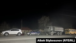 Маркумдун сөөгүн жеткирип келген машинелер. 