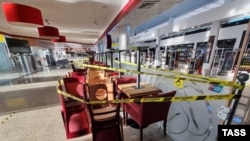 Халықаралық әуе рейстеріндегі шектеулерге байланысты Мәскеудің  Шереметьево әуежайындағы қарбалас тоқтап, ресторандар мен дүкендер жабылған. 