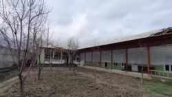 Намехоҳад хонаашро таъмир кунад, чун метарсад, ки боз мезананд