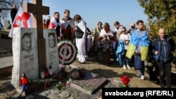 Каля надмагільля Івана і Антона Луцкевічаў на могілках Росы ў Вільні. Архіўнае фота. 25 Скавіка 2022 году.