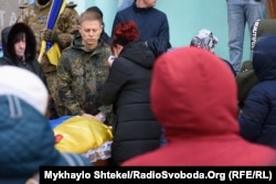 Олександр Луньов та Лариса Сташевська, вдова загиблого Олексія Луньова (на фото – зі спини)