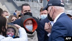 АКШ президенти Жо Байден Варшавада украиналык качкындар менен жолугуп жаткан учур. 26-март, 2022-жыл.