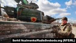 Ռուկրաինացի զինծառայողը կանգնած է ռուսական T-72B3 հրասայլի մոտ, արխիվ