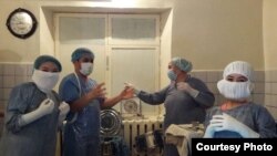 Келинди аман алып калган дарыгерлер.