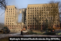 Російська ракета пробила 9 поверхів Миколаївської ОДА. Загинуло що найменше 12 людей, 33 особи отримали поранення. 29 березня 2022 року