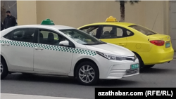 Döwlete degişli taksileriň ençeme sürüjisi müşderiň azlygy zerarly gündelik plan borçnamany dolup bilmeýändiklerini aýdýar. (Illýustrasiýa suraty)