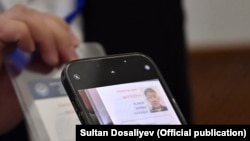 "Телефондон эле QR-кодду басса, эл каттоочу тууралуу маалымат чыгат". Кыргызстанда 25-марттан тарта элди жана турак жайларды каттоо башталды.