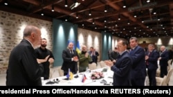 Türkiýäniň prezidenti Taýyp Erdogan Stambul şäherinde ýüzbe-ýüz boljak gepleşikleriň öňüsyrasynda, rus we ukrain gepleşikçilerine üstünlik arzuw edýär.