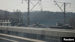 Киевдин четинде поезд салып бараткан орус танктары, 28-март 2022-жыл. 